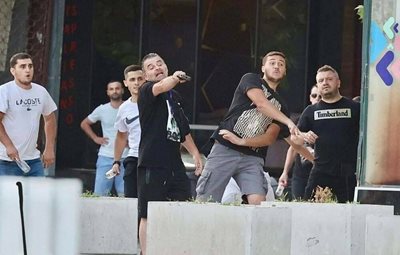 Арестуван е 40- годишен мъж, който днес стреля с пистолет във въздуха, докато протестиращите се движеха от сградата на правителството на Република Северна Македония към Министерството на външните работи. СНИМКА: фейсбук профилът на Християн Мицкоски