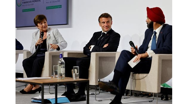 Кристалина Георгиева, Еманюел Макрон и президента на Световната банка Аджай Банга Снимка: Ройтерс