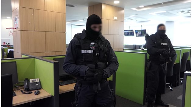 Полицаи от ГДБОП в офиса на колцентъра, от който е работил чужденецът.