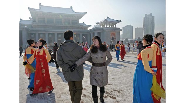 ДРЕСКОД: Севернокорейците трябва да внимават как са облечени, защото може да попаднат в тефтерите за нарушители.