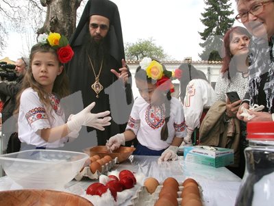По традиция деца се събраха в двора на пловдивската митрополия, за да боядисат яйца на Велики четвъртък  СНИМКИ: Евгени Цветков