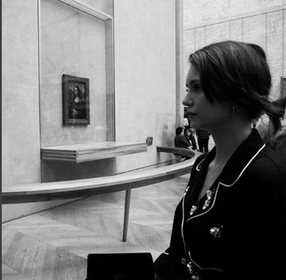 Нина Добрев се снимка пред Мона Лиза СНИМКИ: Инстаграм/nina