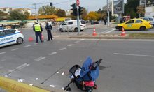 Автобус помете майка с количка на пешеходна пътека в Пловдив (Снимки)
