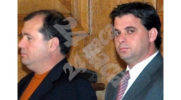 Рамез Шараф (вдясно) с брат си Газуан през 2005 г., когато подписват една от сделките си с Министерството на отбраната.