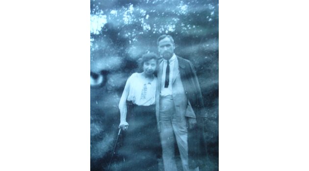 Димитрина Ковачева и Деян Деянов като годеници през 1922 година - 8 години след като Ататюрк си е тръгнал от България. На снимката Мити е с бастун, защото лекувала счупен крак.
Снимка: Личен архив
