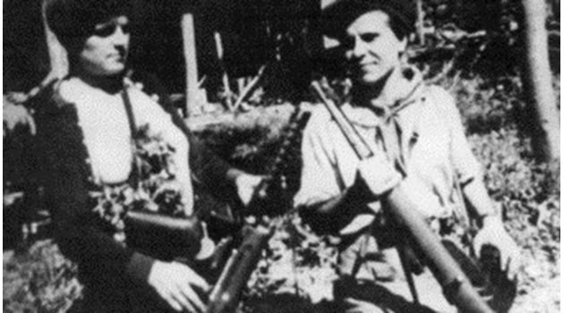 Вълка Горанова и Митка Гръбчева в партизанския отряд "Дядо Вълко", март 1944 г