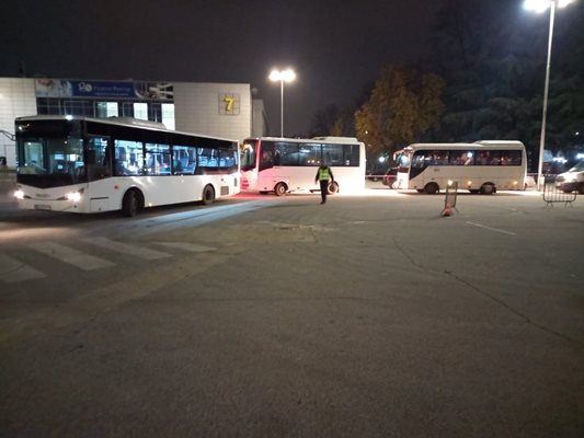 Автобуси на градския транспорт извозват членовете на СИК до панаира.