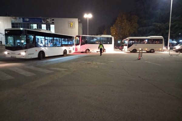 Автобуси на градския транспорт извозват членовете на СИК до панаира.