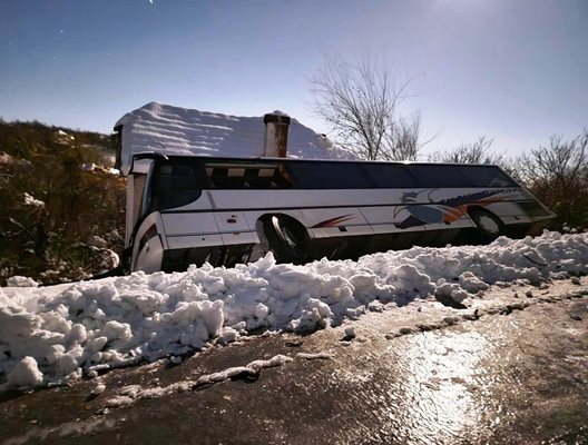 Работнически автобус се обърна и се спря в къща
Снимка: Фейсбук