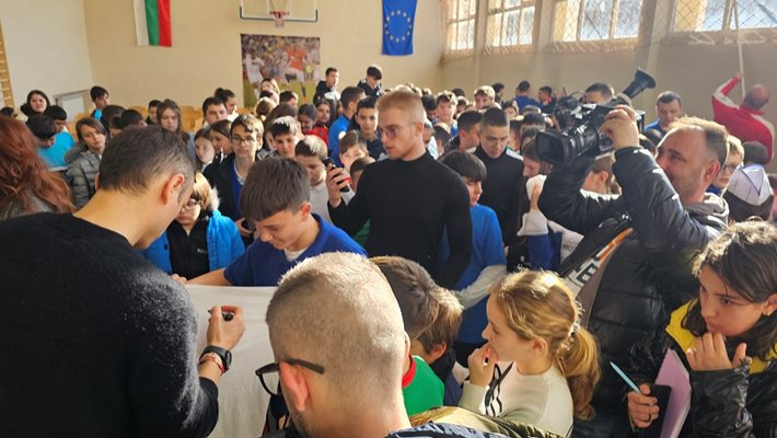Бербатов раздава автографи на деца в спортна зала “Димитър Бербатов”.