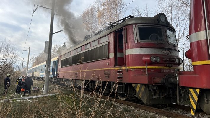 Локомотив се удари в пътнически влак