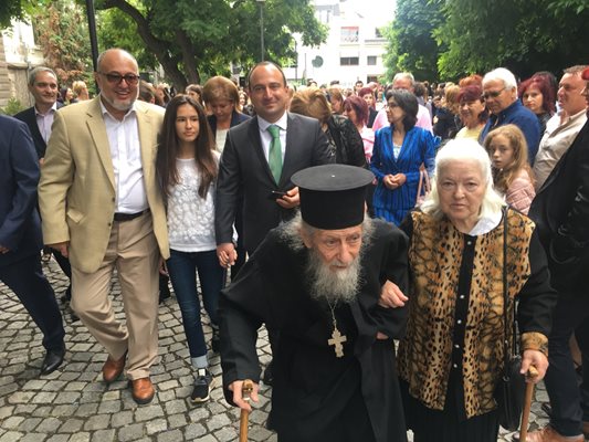 Зам.-кметът на Пловдив Стефан Стоянов манифестира с 14-годишната си сестра Емилия и с баща им. Пред тях вървеше възрастен свещеник.