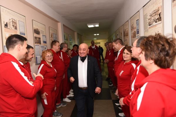 Партийни секретари, общински съветници и депутати в червени екипи посрещнаха в шпалир Георги Гергов за имения му ден. Снимки: БСП