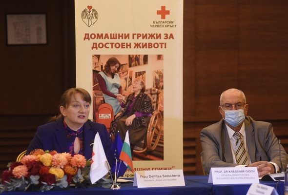 Социалната министърка Деница Сачева и генералният директор на БЧК проф. Красимир Гигов отчетоха напредъка по програмите за домашните грижи.