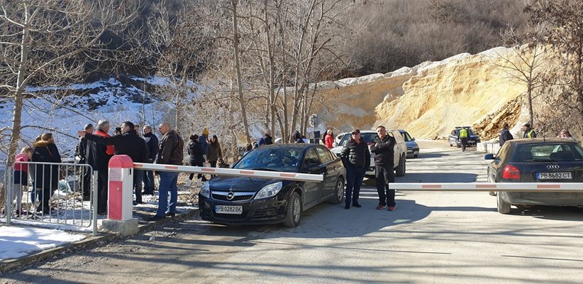 Жители на Белащица миналата седмица протестираха срещу отрязания им достъп в района на кариерите.