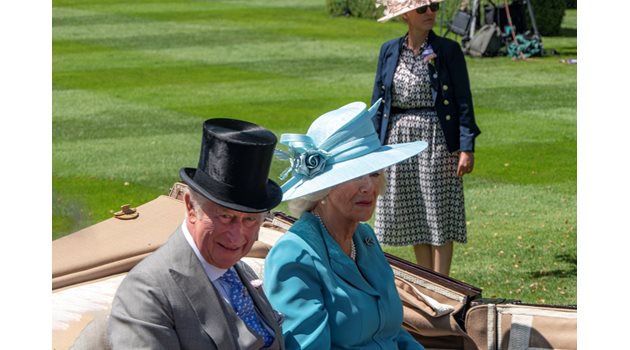 Чарлз и Камила през 2022 г. на конните надбягвания в Аскът. Чарлз е син на Елизабет ІІ, която е дъщеря на кралицата-майка Елизабет.