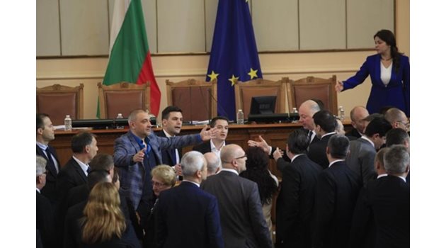 Скандалът започна от реплика на депутата от ПП Явор Божанков.
Снимка: Велислав Николов