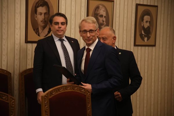 Акад. Николай Денков, Асен Василев и Атанас Атанасов на връчването на втория мандат в президентството