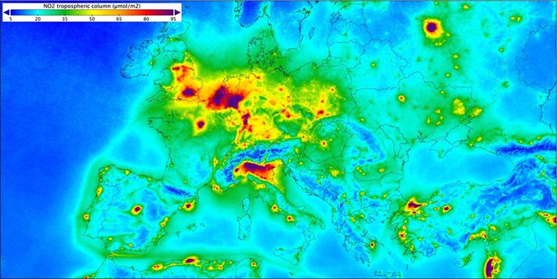 Илюстрация на замърсяването на въздуха над Европа с азотен диоксид, направена въз основа на измервания, събрани от спътника Sentinel-5P на програма "Коперник"