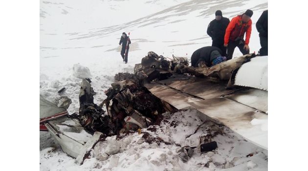 Бизнесменът Георги Бошнаков и семейството му загинаха при полет с частния си самолет "Чесна" край местността Солунска глава в планината Якубица в Северна Македония.