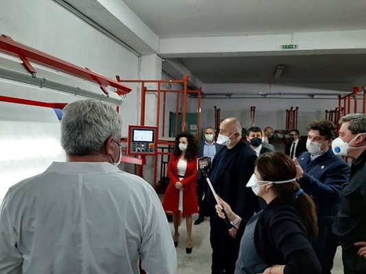 Борисов посети днес фабриката за защитни облекла във Враца СНИМКА: Валери Ведов