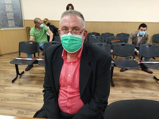 Д-р Иван Димитров очаква да чуе присъдата си. Снимка: Авторът