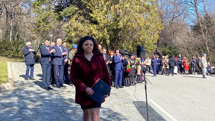 Пловдивска поетеса: Апостоле, още ли мислиш, че заслужаваме онази свобода, за която се борихте?