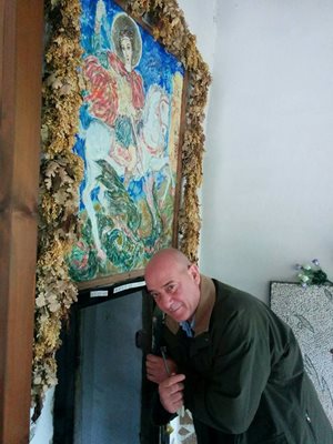 Художникът пред своя стенопис на свети Георги в Златолист