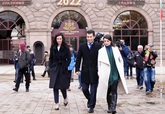 Яна Балникова и Лена Бориславова напускат президентството заедно с Кирил Петков на 12 декември 2021 г., след като са дали на Румен Радев папката с новите министри.
