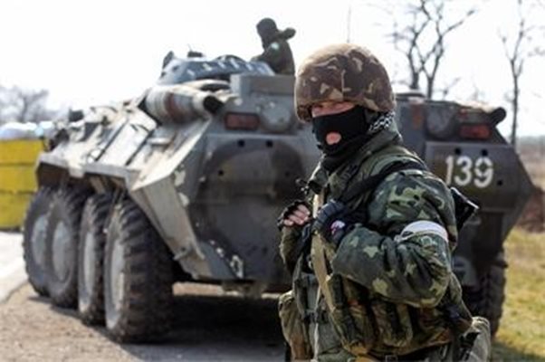Украински военен пази на пункт в Херсонска област.