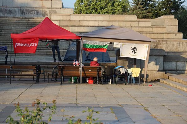 Бранителите на паметника все още са там, опитали са да го изчистят от надписите