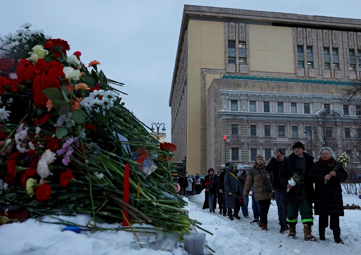 Посланикът на Румъния в Москва положи цветя в памет на Алексей Навални