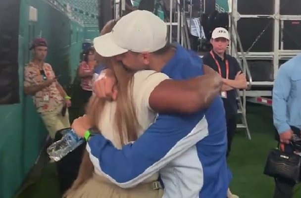 Вижте как Серина Уилямс вика за Григор и го прегръща след победата (Видео)