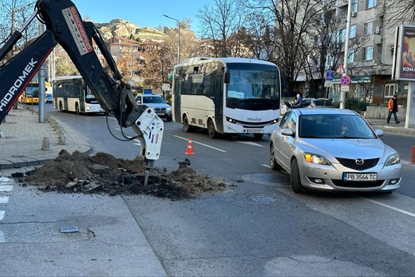 Колите и автобусите са принудени да се движат в едната лента.