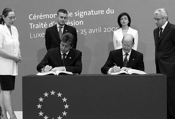 Договорът за присъединяването на България към ЕС е подписан от Георги Първанов президент на България, и министър-председателя Симеон Сакскобургготски. На заден план са Соломон Паси и Меглена Кунева.