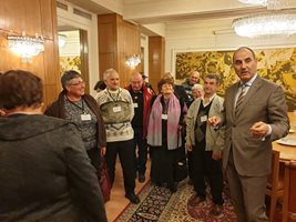 Цветан Цветанов се срещна с възрастни хора от с. Згориград в парламента вчера.