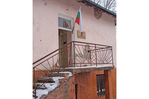 В тази сграда в село Чуковезер се съхраняват дисертациите, защитени до 1990 г.