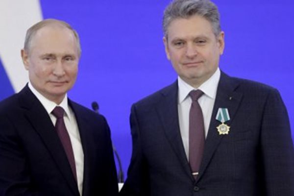 Президентът Владимир Путин награждава с орден русофила Николай Малинов.
