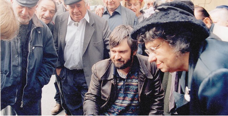 Работен момент от снимането на “Рапсодия в бяло”. Средата е режисьорът Теди Москов, вдясно - Мутафова.