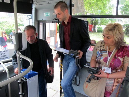 Монетните автомати в автобусите не работят и кондуктори продължават да късат билетчета.