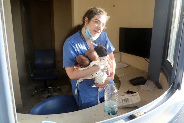 Медицинската сестра спасява трите бебета веднага след като идва в съзнание.

