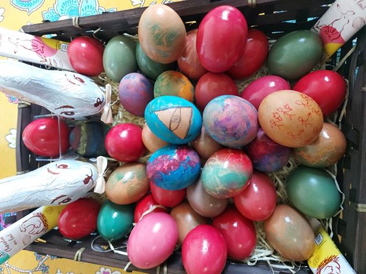 “И във Франция родните традиции се спазват”, ни пише Борислав Димитров към любопитната снимка на шарените яйца.

