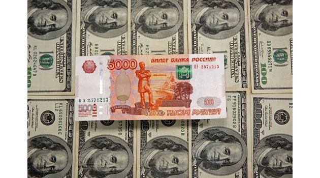 На валутните пазари рублата се срина спрямо долара и еврото. 