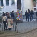 Зрелостници влизат във Френската гимназия в Пловдив за втората задължителна матура.