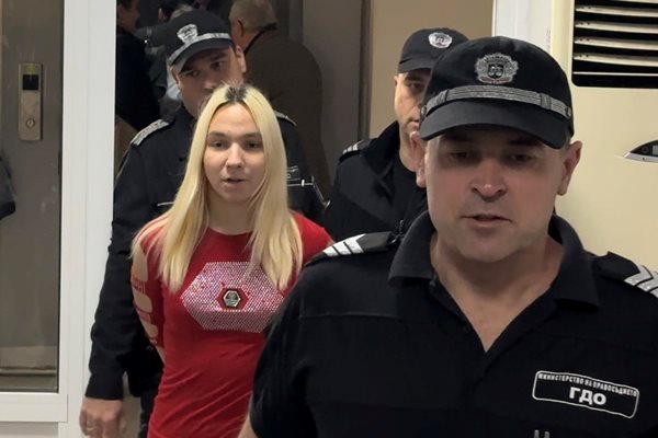 Емили Тротинетката  се отправя към съдебната зала, конвоирана от полицаи.


Снимка: Авторът