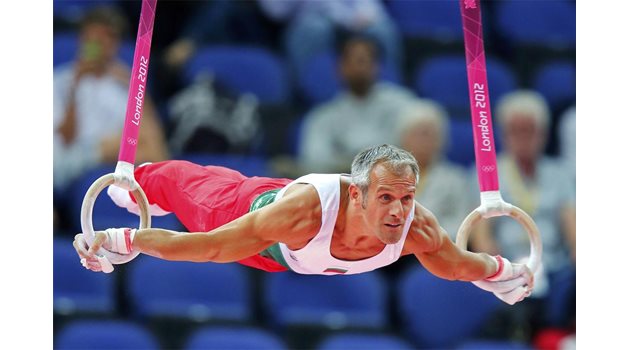 БЛЕСТЯЩ: Легендата в българската гимнастика Йордан Йовчев е направил красив "кръст" в изпълнението си на халки, с който предизвика дългите аплодисменти на публиката в “Норд Грийнуич Арина”.
