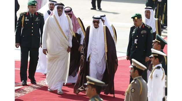 Кралят на Саудитска Арабия (вдясно) и емирът на Катар, докато все още си говореха.