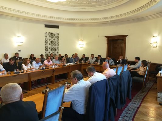 Транспортната комисия се срещна с представители на превозвачите, за да обсъдят проект за създаване на Българска автомобилна камара.