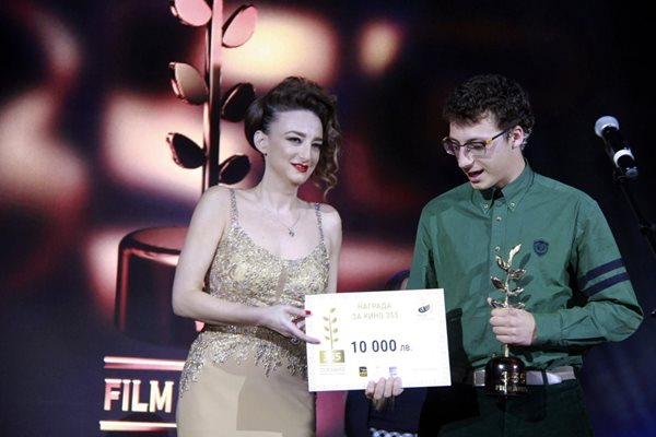 Деси Тенекеджиева с миналогодишния носител на “Награда за кино 355” Йордан Михайловски