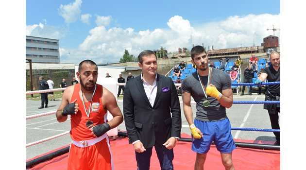 Председателят на Българската федерация по бокс Красимир Инински се снима за спомен с участниците. 